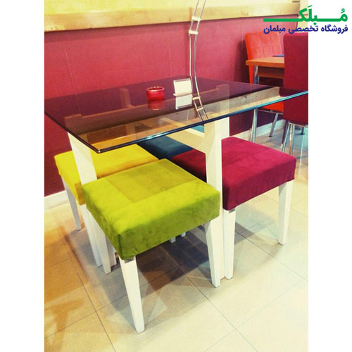 میز غذا خوری مربعی با رویه شیشه ای آفر مدل بری رنگ سفید به کار گرفته شده در فضای رستورانی